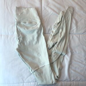 Alo yoga goddess leggings in pristine